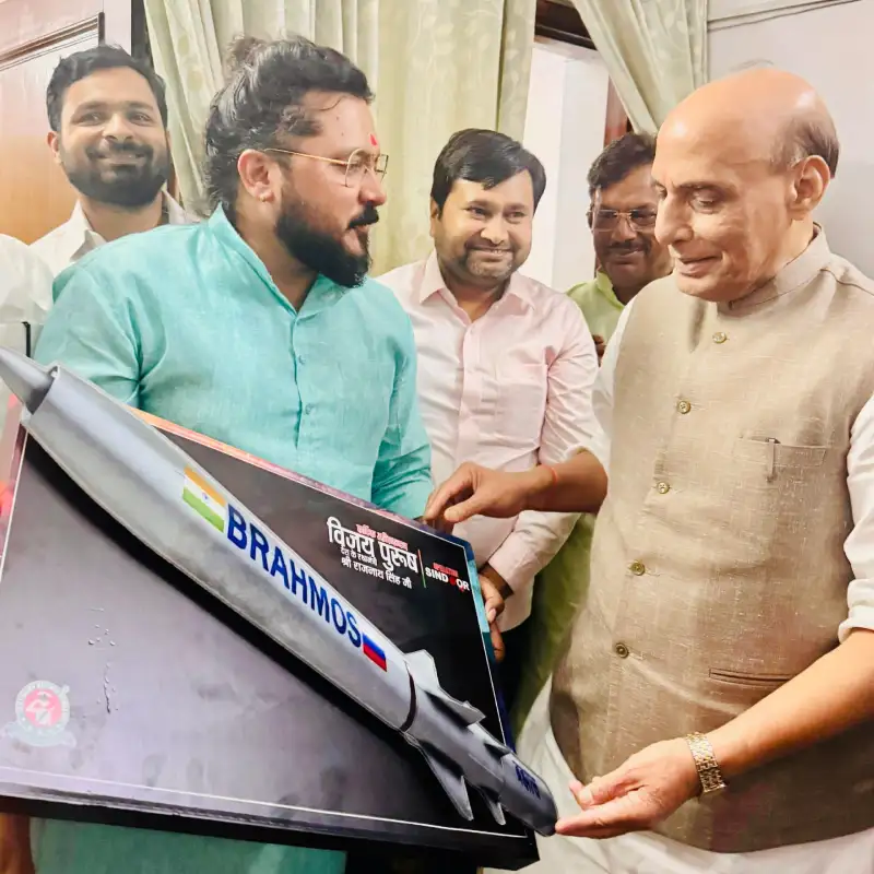 Hemant Dixit presents a BrahMos model to 'Vijay Purush' Rajnath Singh, commemorating the glorious success of Operation Sindoor.